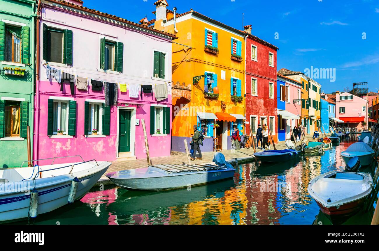 Traditionelles Fischerdorf Burano - Insel in der Nähe von Venedig. Italien, Venetien 31.10.2020 Stockfoto