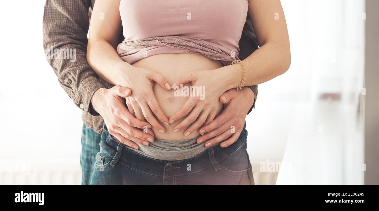 Nahaufnahme von schwangeren Mutter und Vater, umarmt den Bauch, kaukasisch Stockfoto