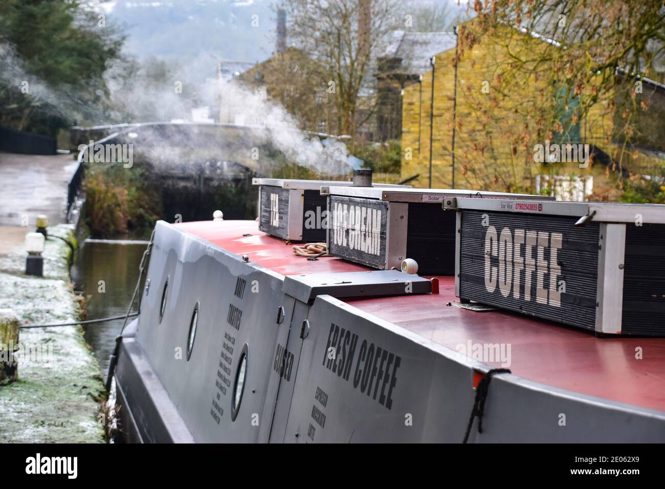 Tee, Eis, Kaffee, Schmalboot zum Mitnehmen, Rochdale Canal, Hebden Bridge, Calderdale, West Yorkshire Stockfoto