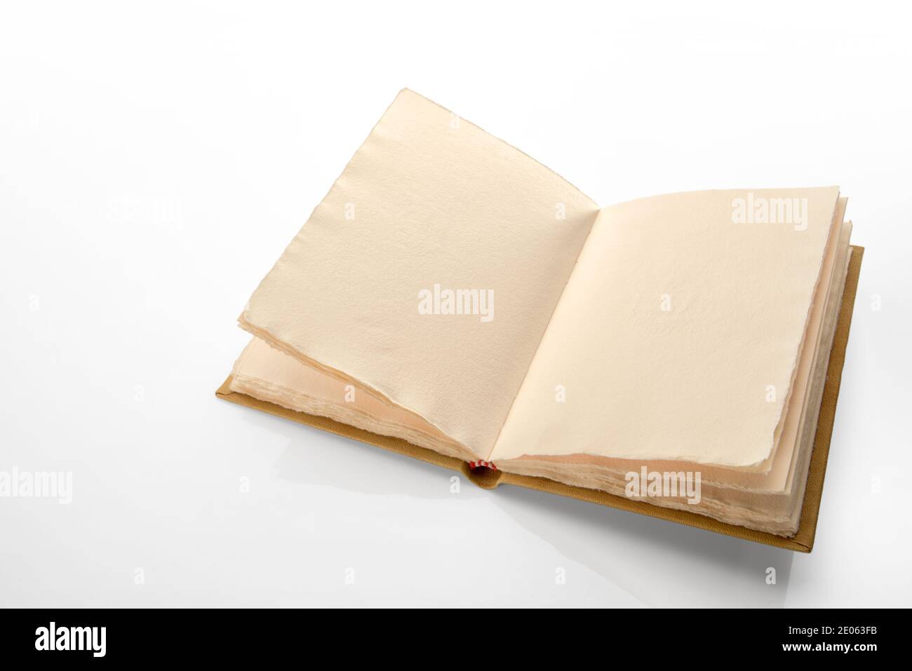 Offenes Buch im antiken Stil mit Seiten aus rauem Papier mit gezackten Kanten, Notizbuch aus Vintage-Leder auf weißem Hintergrund isoliert Stockfoto