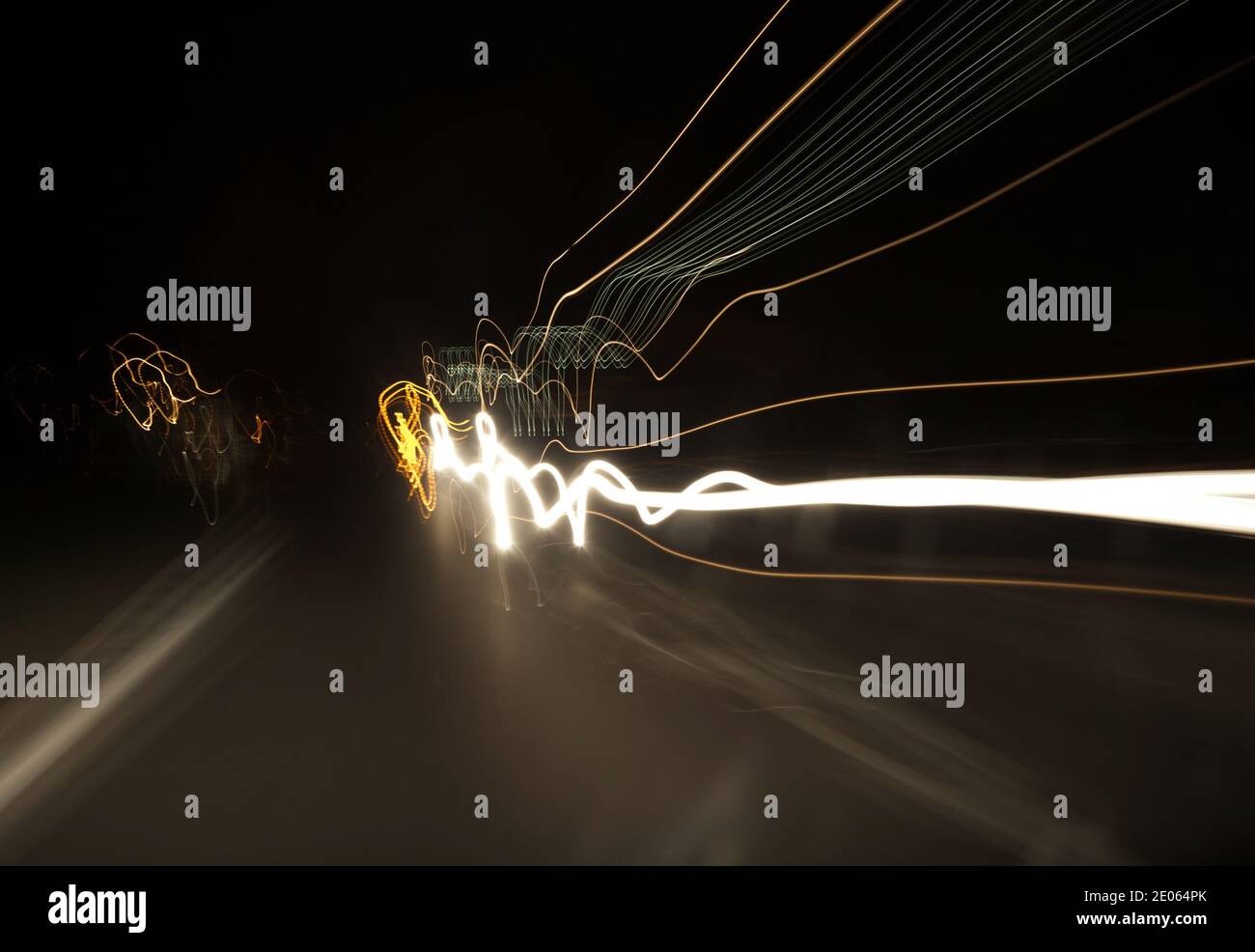 Der Fahrer sieht durch die Windschutzscheibe Scheinwerfer, verzerrte, verschwommene Sicht durch Drogen- oder Alkoholvergiftung bei Nachtfahrten Stockfoto