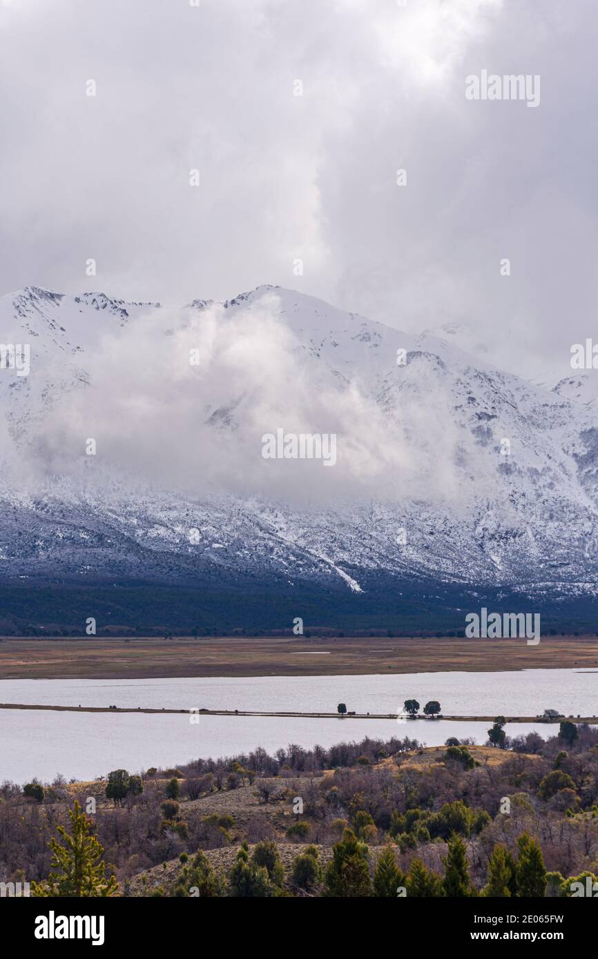 Schneebedeckte Anden im Nationalpark Los Alerces während der Wintersaison, Patagonien, Argentinien Stockfoto