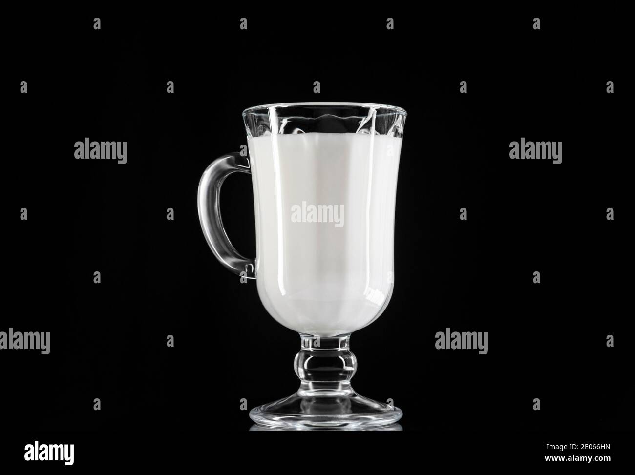 Irisches Glas mit Milch auf schwarzem Hintergrund.Anti-Alkohol-Konzept.Drink Milk-be Gesund Stockfoto