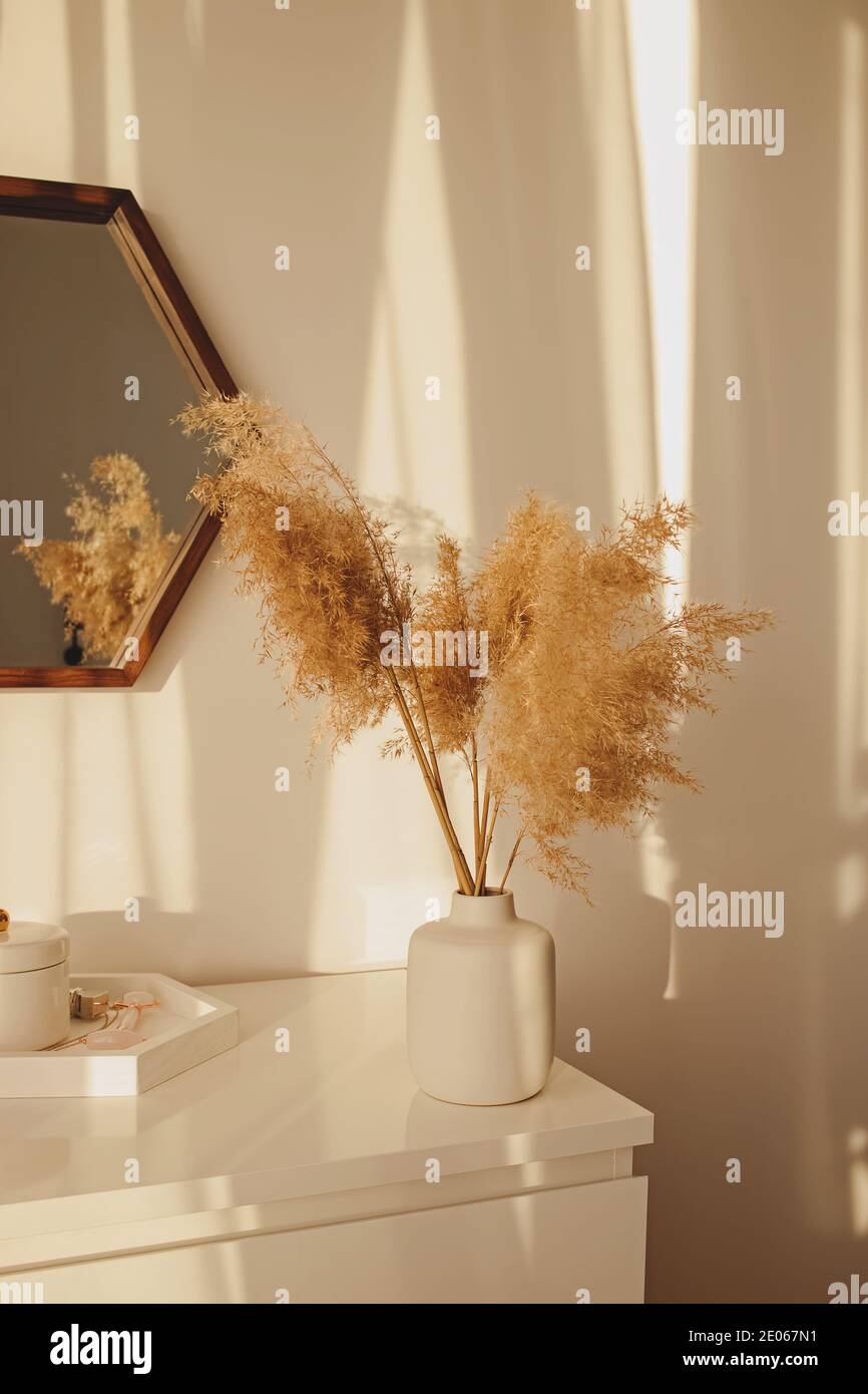 Pampas Gras in Vase auf der Kommode Stockfoto
