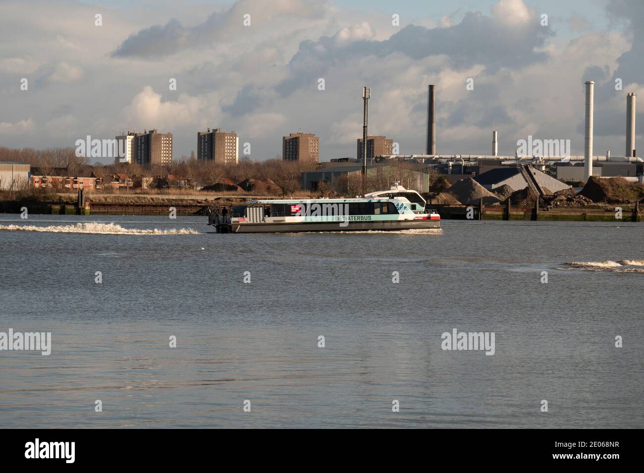 Hoboken, Belgien, 25. Dezember 2020, der Wasserbus passiert das Industriegebiet Stockfoto