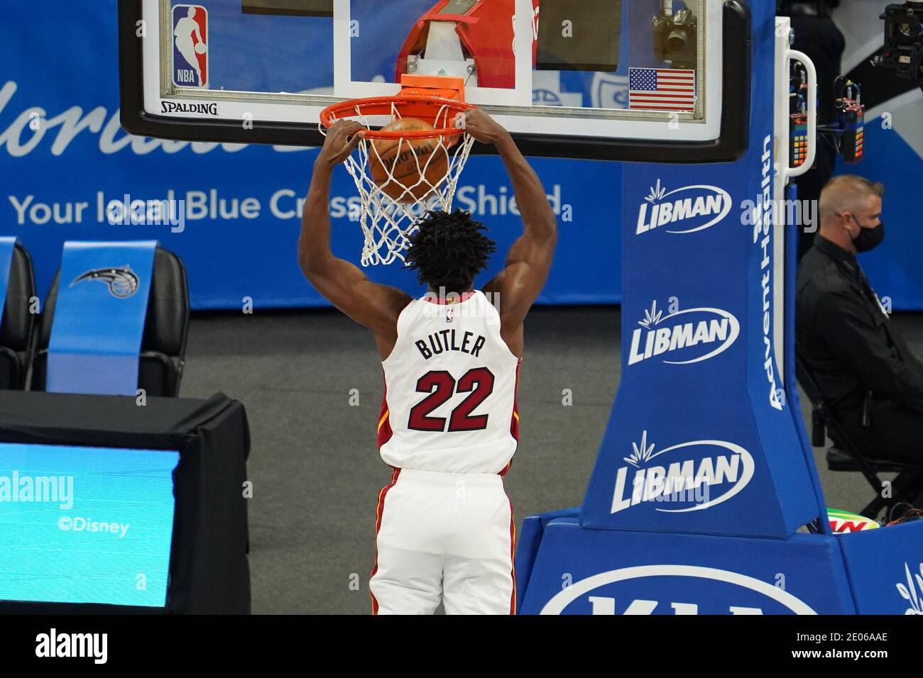 Orlando, Florida, USA, Miami Heat-Spieler Jimmy Butler #22 macht einen Dunk während der Saison Eröffnungsspiel im Amway Center (Bildnachweis: Marty Jean-Louis) Stockfoto