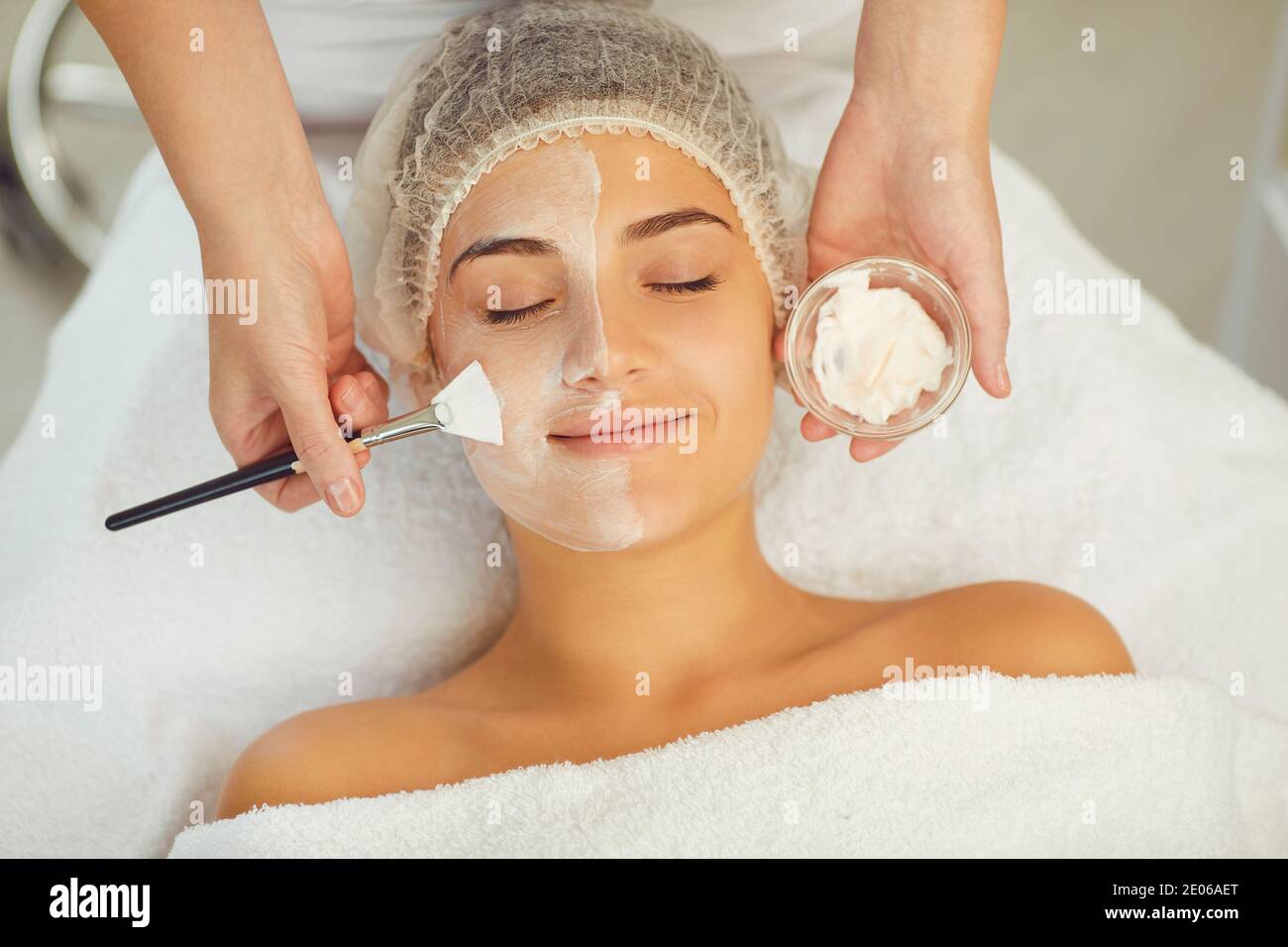 Dermatologe Putting feuchtigkeitsspendende Maske, um Frauen Gesicht während der Hautpflege Verfahren Stockfoto
