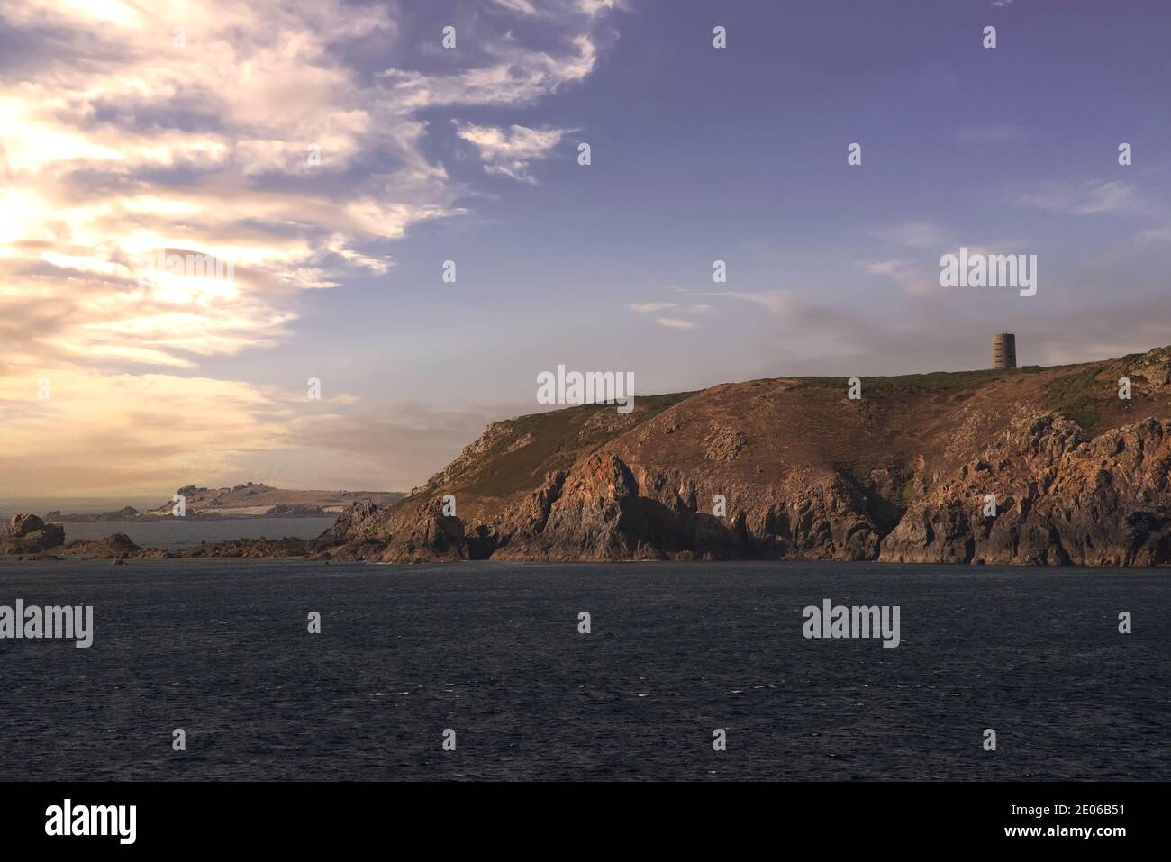 Zerklüftete Küsten- und Bergklippen in Guernsey, einer der Kanalinseln im Ärmelkanal. Stockfoto