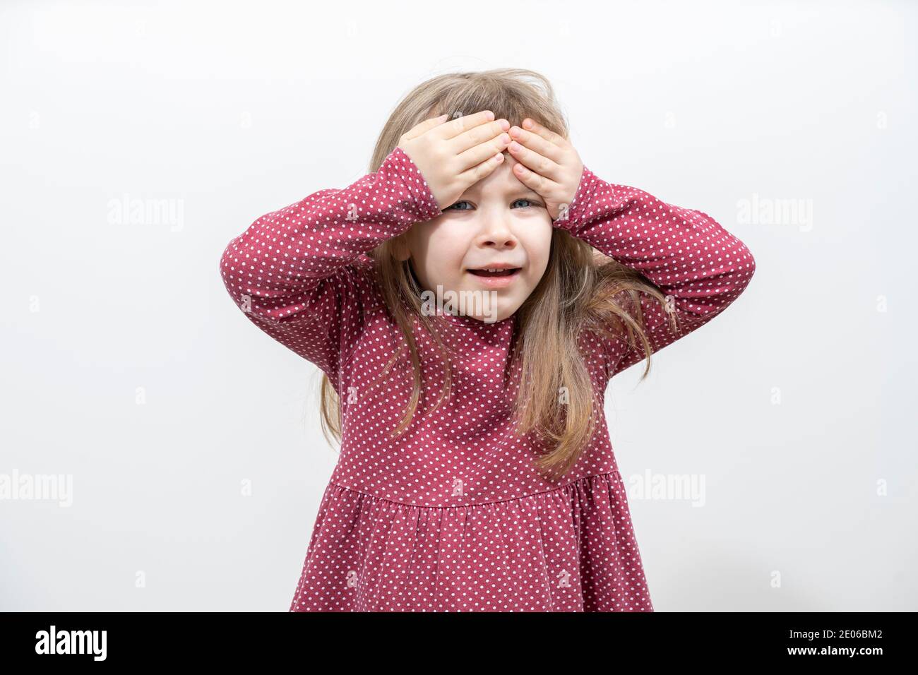 Das Mädchen ist krank und hat Kopfschmerzen. Stockfoto