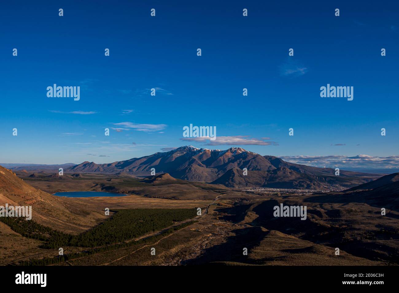 Panorama von Esquel Stadt umgeben von Bergen und Seen während der Frühjahrssaison, Patagonien, Argentinien Stockfoto
