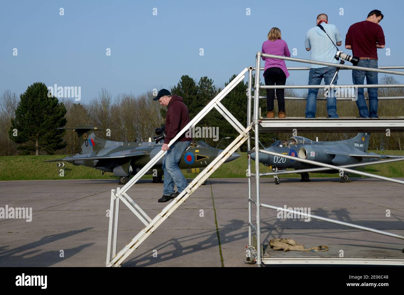 Luftfahrtenthusiasten, die die erhöhte Plattform nutzen, um Blackburn Buccaneer Vintage-Jets zu fotografieren. Demobilisierte ex Royal Air Force und Royal Navy Jet Bomber Flugzeuge Stockfoto