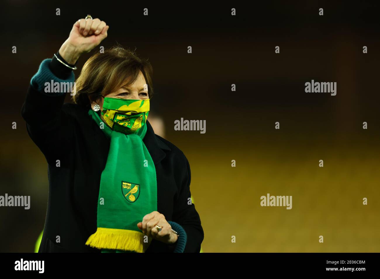 9. Dezember 2020; Carrow Road, Norwich, Norfolk, England, English Football League Championship Football, Norwich gegen Nottingham Forest; Norwich City Vorsitzende Delia Smith begrüßt die Fans Stockfoto