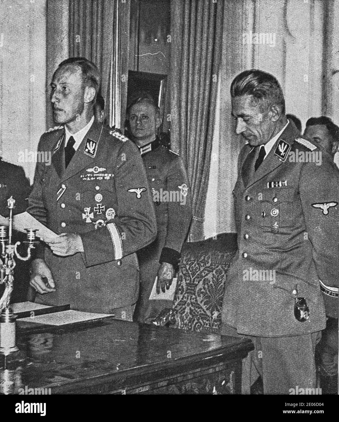PRAG, PROTEKTORAT BÖHMEN UND MÄHREN - UM 1942: Reinhard Heydrich (links) mit Karl Hermann Frank. Heydrich hält eine Rede vor Publikum. Stockfoto