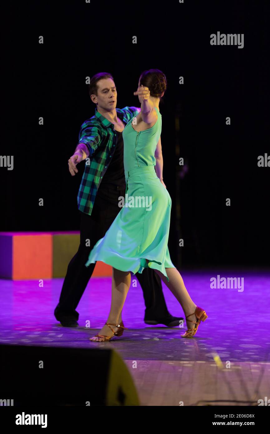 Tänzer ein Mann und eine Frau spielen in einem Theater auf der Bühne in ...