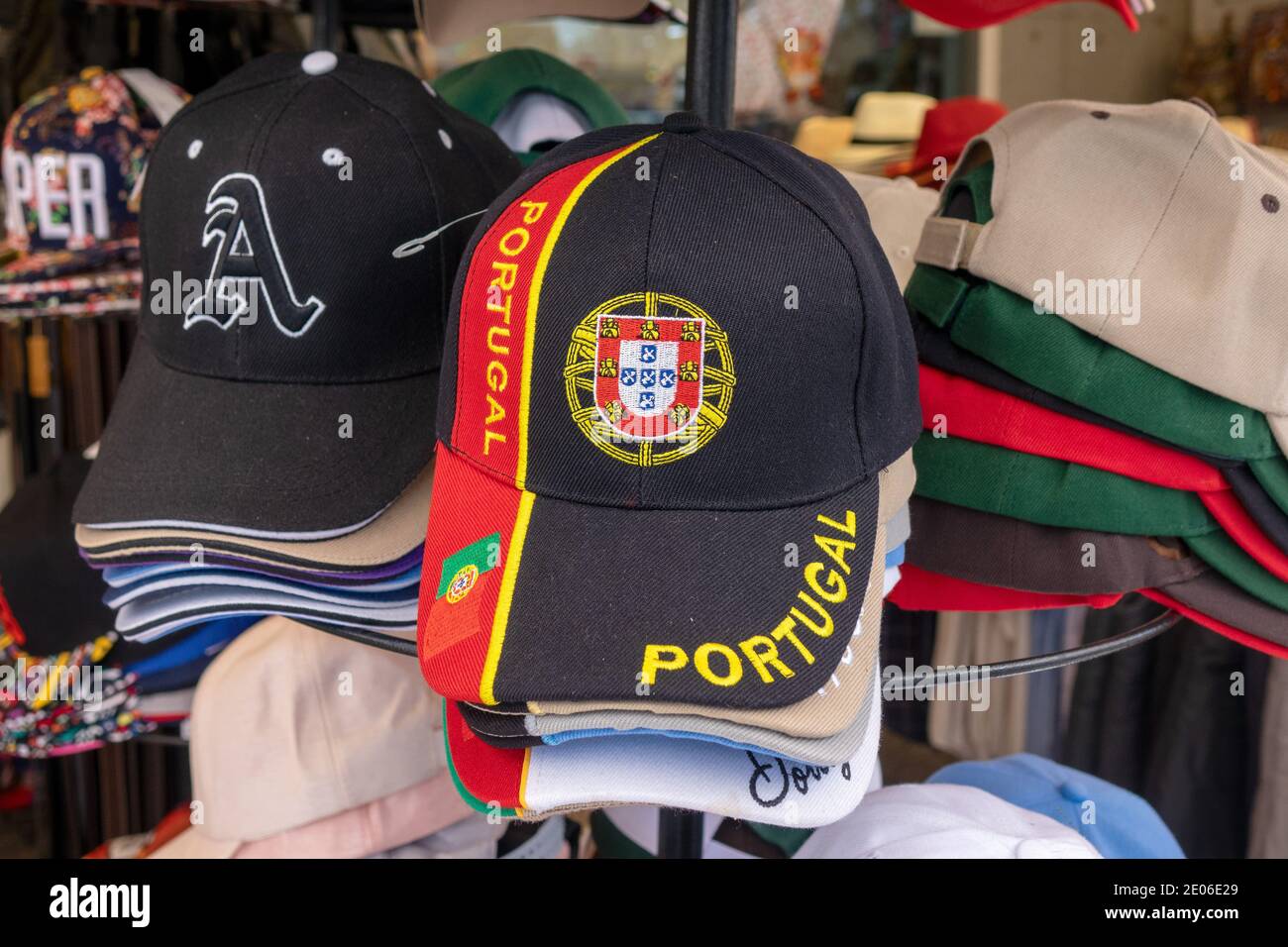 Portugal Baseball-Stil Hut zum Verkauf in EINEM Tourist Souvenir Shop, Portugiesische Flagge Hut Stockfoto