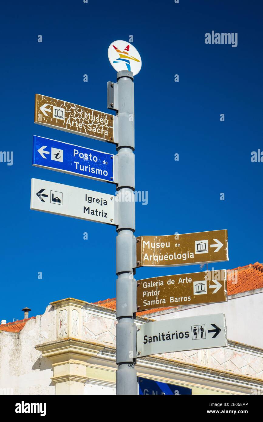 Fußgänger Richtung Schild Zu Lokalen Sehenswürdigkeiten In Albufeira Der Algarve Portugal Stockfoto