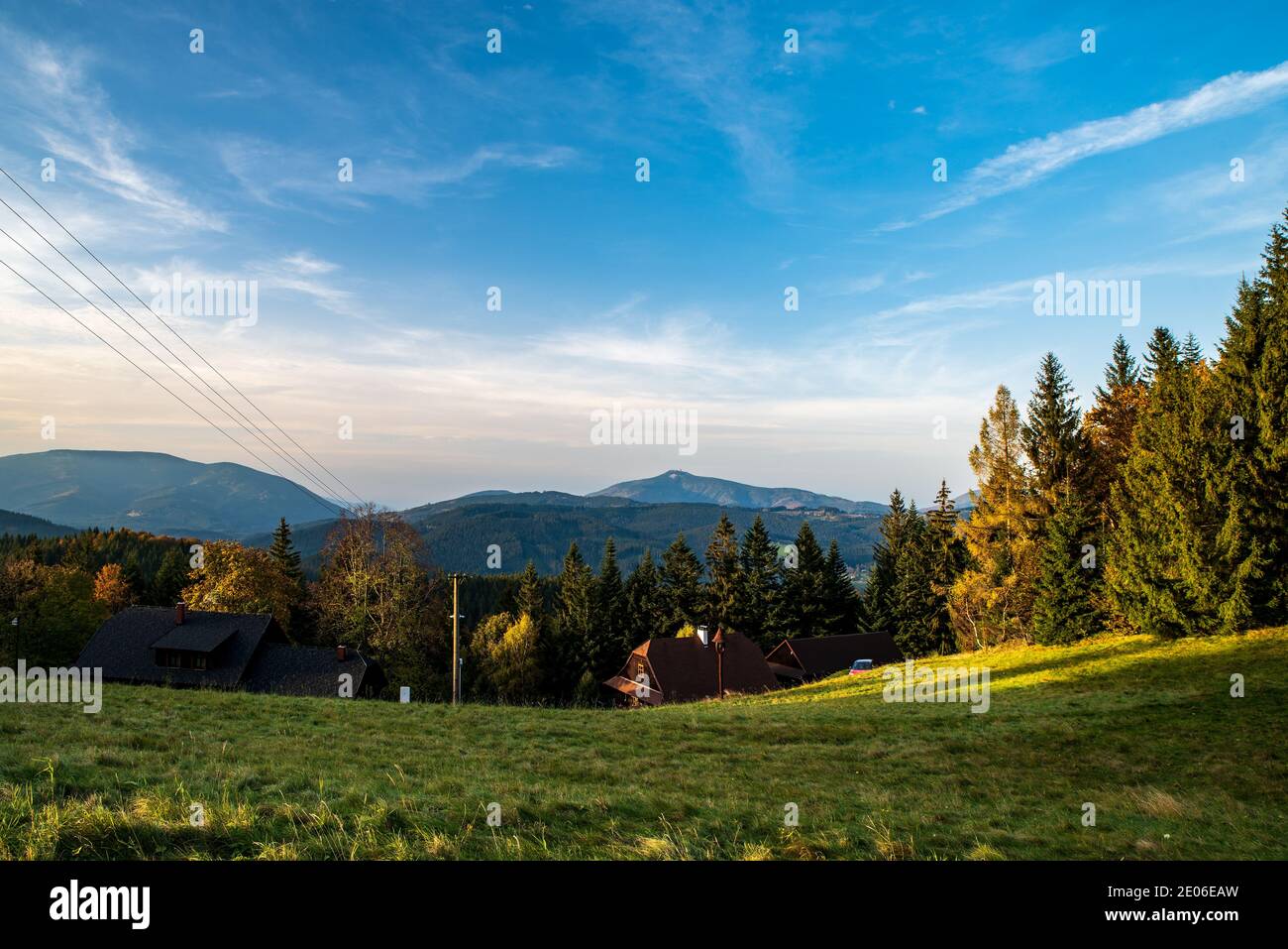 Smrk und Lysa hora Hügel von Bobek Hügel in Moravskoslezske Beskiden über dem Dorf Bila an der tschechisch-slowakischen Grenze Während des schönen Herbstes Stockfoto