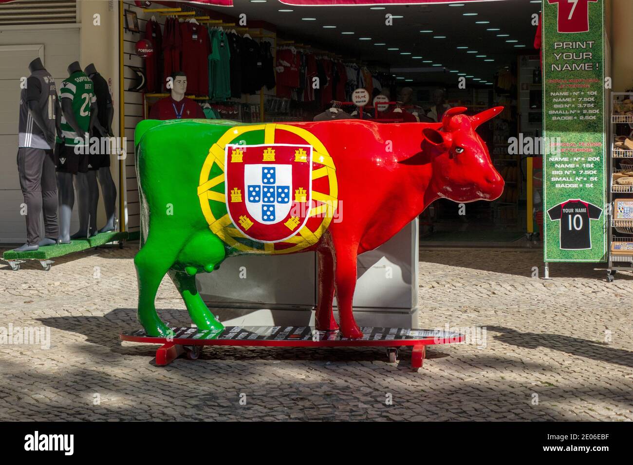 Forca Portugal Sports Shop Logo Bull EIN Sportgeschäft mit Viele Standorte, Die Fußball-Trikots Und General Sports Verkauft Verschleiß Stockfoto