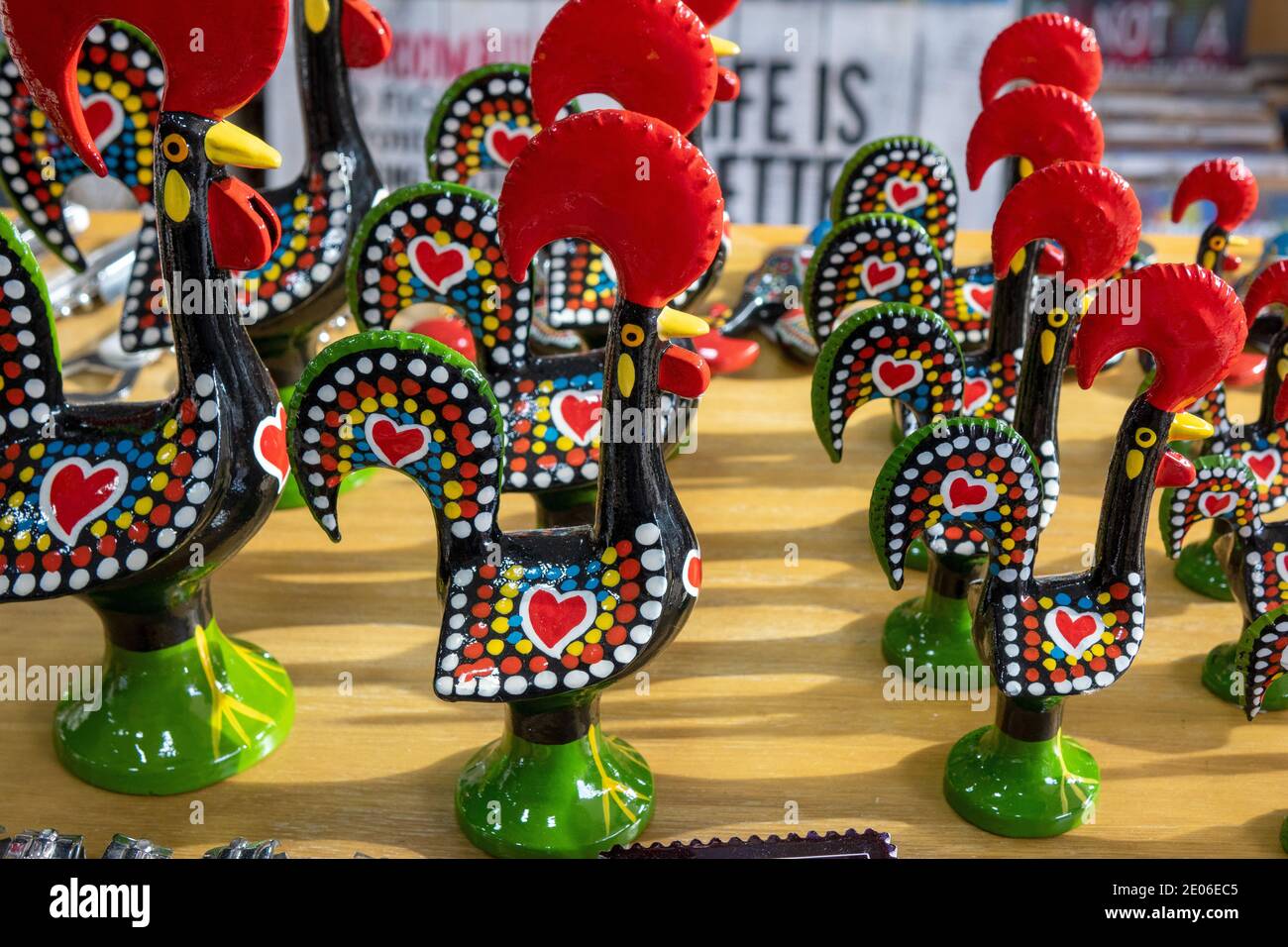 Ein Geschäft Geschäft Display Tourist Souvenirs Modell der portugiesischen Barcelos Rooster Portugal Stockfoto