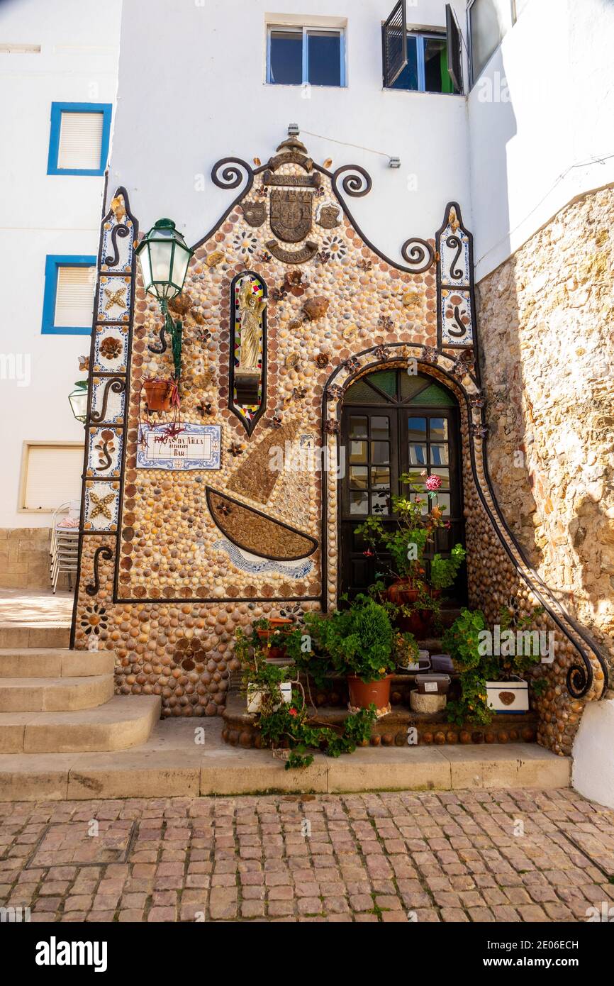 Portas Da Villa Antike Bar In Seashells Albufeira Dekoriert Algarve Portugal Stockfoto