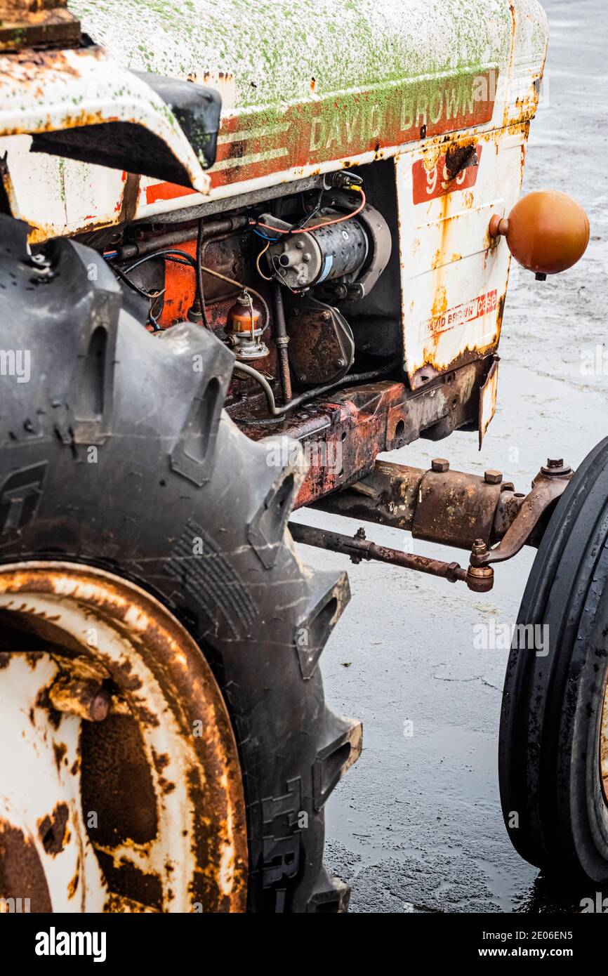 Unrestaurierte Scheune finden weißen David Brown 995 Vintage Traktor auf einer Show in Nordostengland, Großbritannien Stockfoto