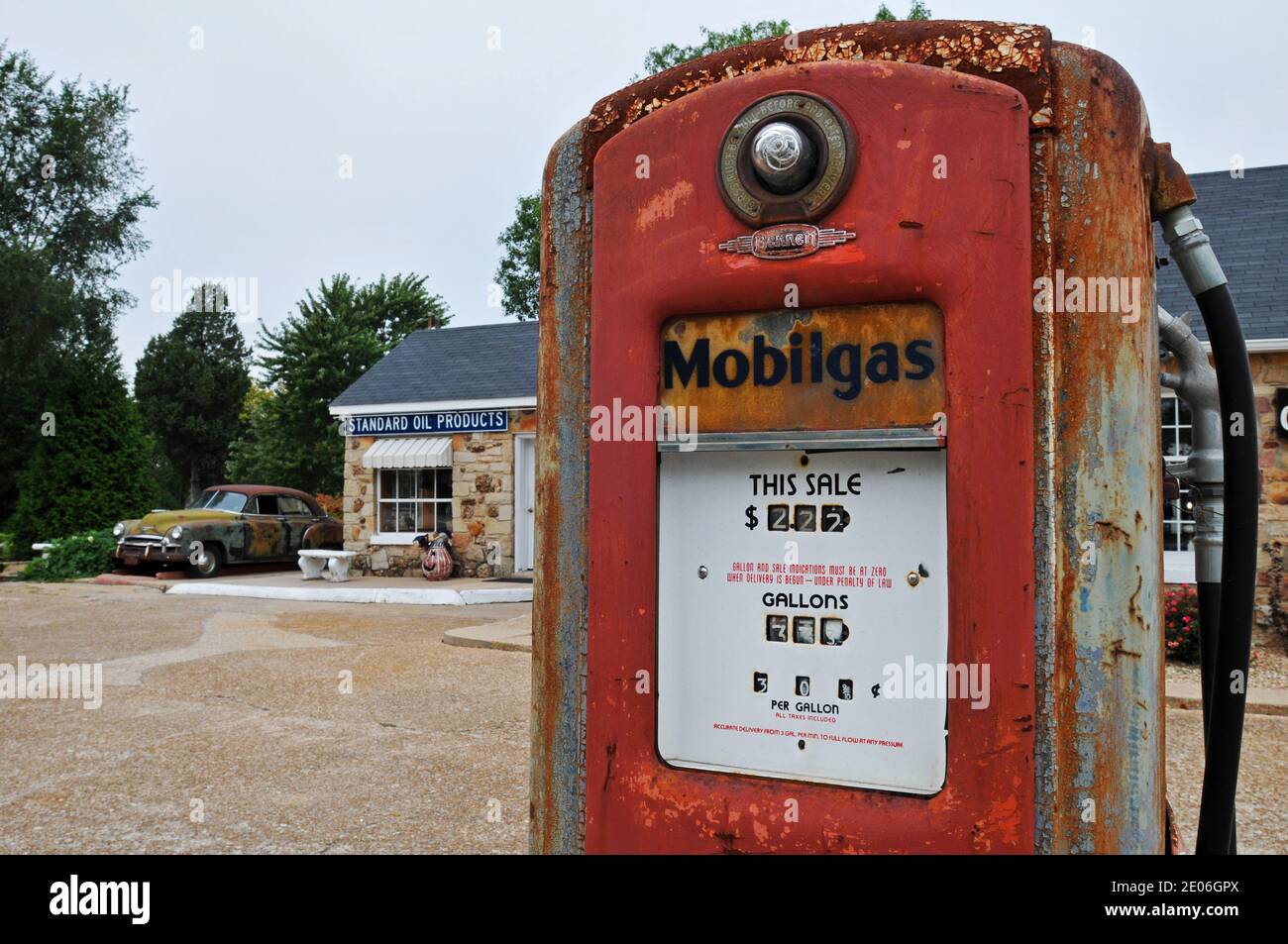 In der Nähe der ehemaligen Tankstelle des Wagon Wheel Motel, einem historischen Wahrzeichen an der Route 66 in Kuba, steht eine rostende Gaspumpe. Stockfoto