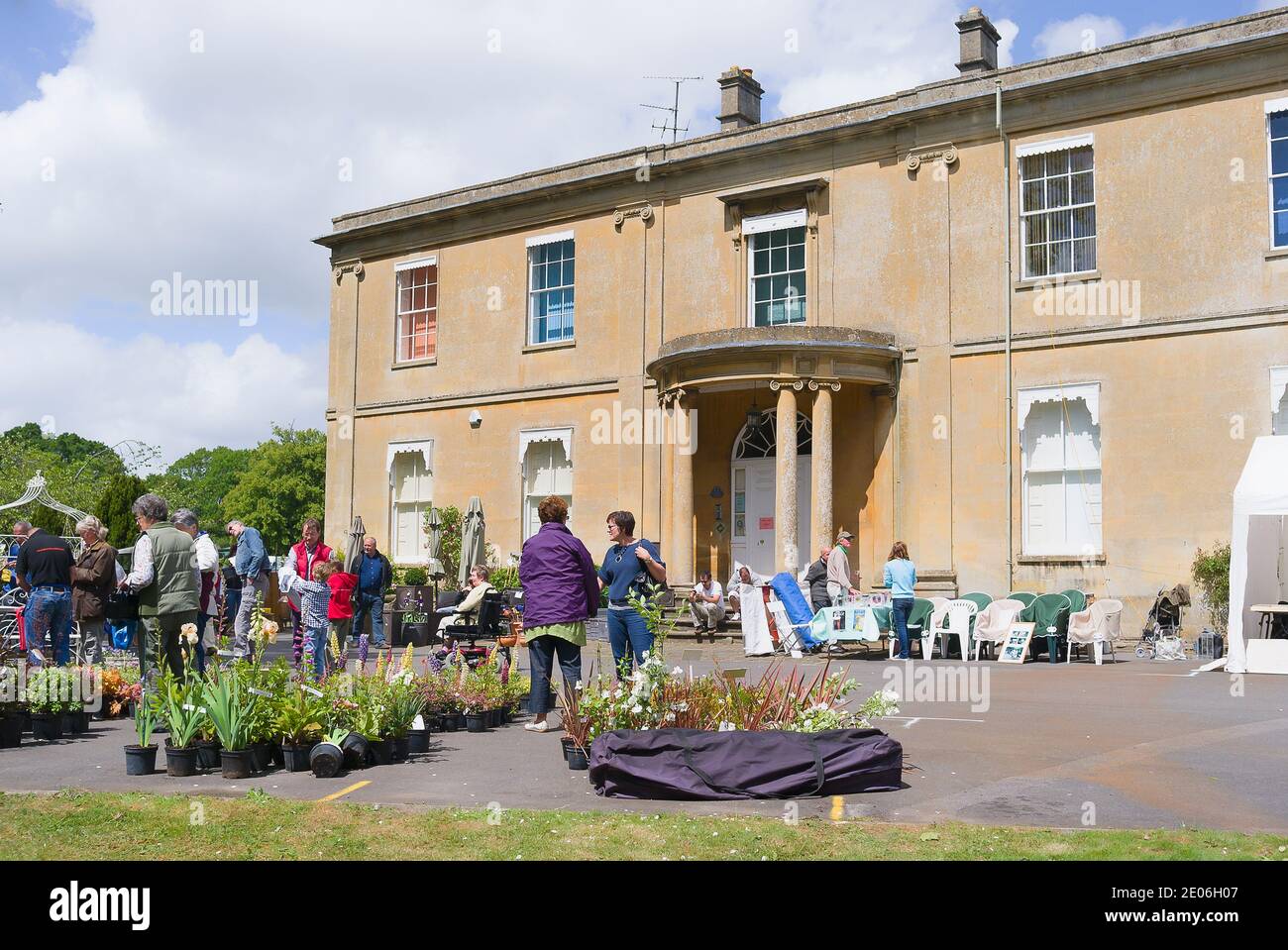 Eine Outdoor-Pflanzenverkauf-Veranstaltung für wohltätige Zwecke im Rowdeford Haus Rowde Devizes Wiltshire England Großbritannien Stockfoto