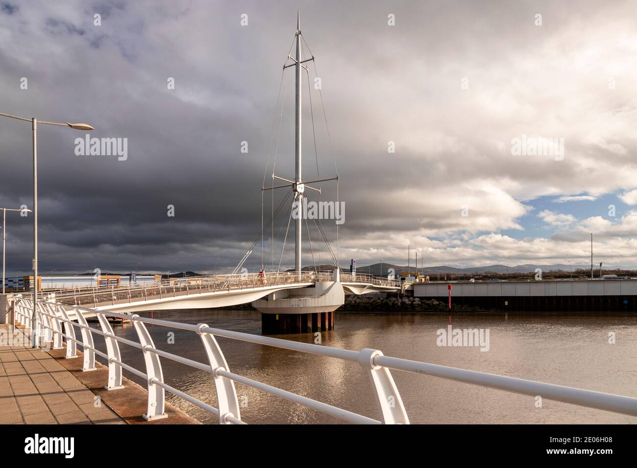 Pont y Ddraig Fußgängerbrücke am Hafen Rhyl, Nordwales Stockfoto