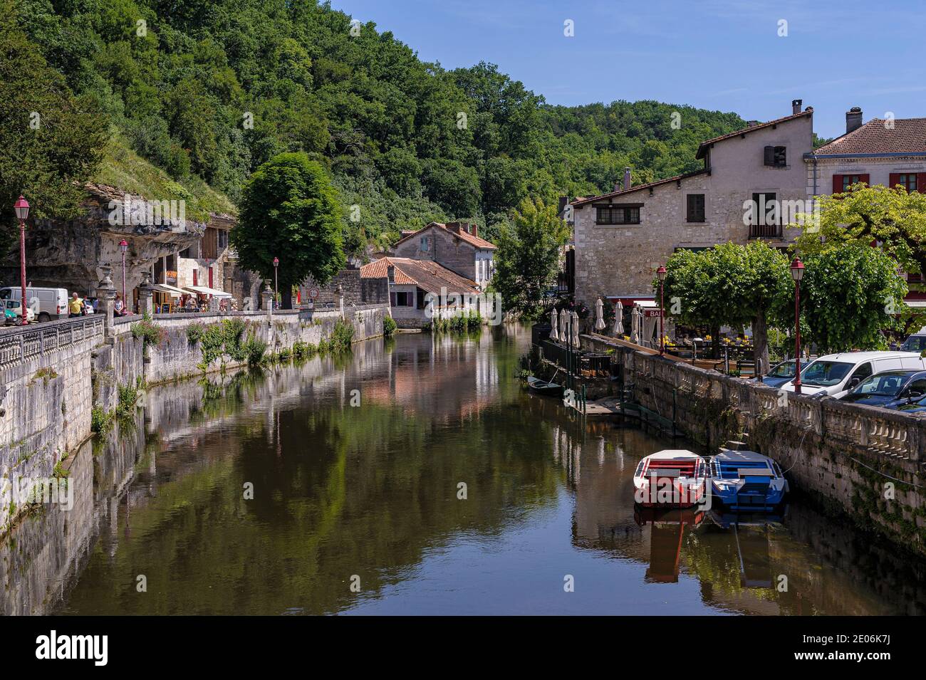 Der Fluss im Dorf Brantome - in Frankreich, im Périgord, durchquert der Fluss das Dorf Brantome. Häuser und Bäume spiegeln sich in der wa Stockfoto