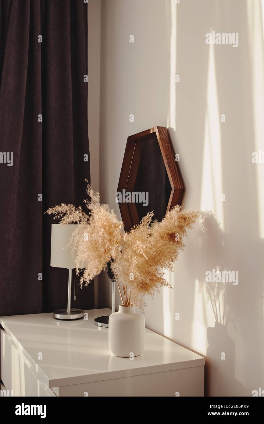 Pampas Gras in Vase auf der Kommode Stockfoto