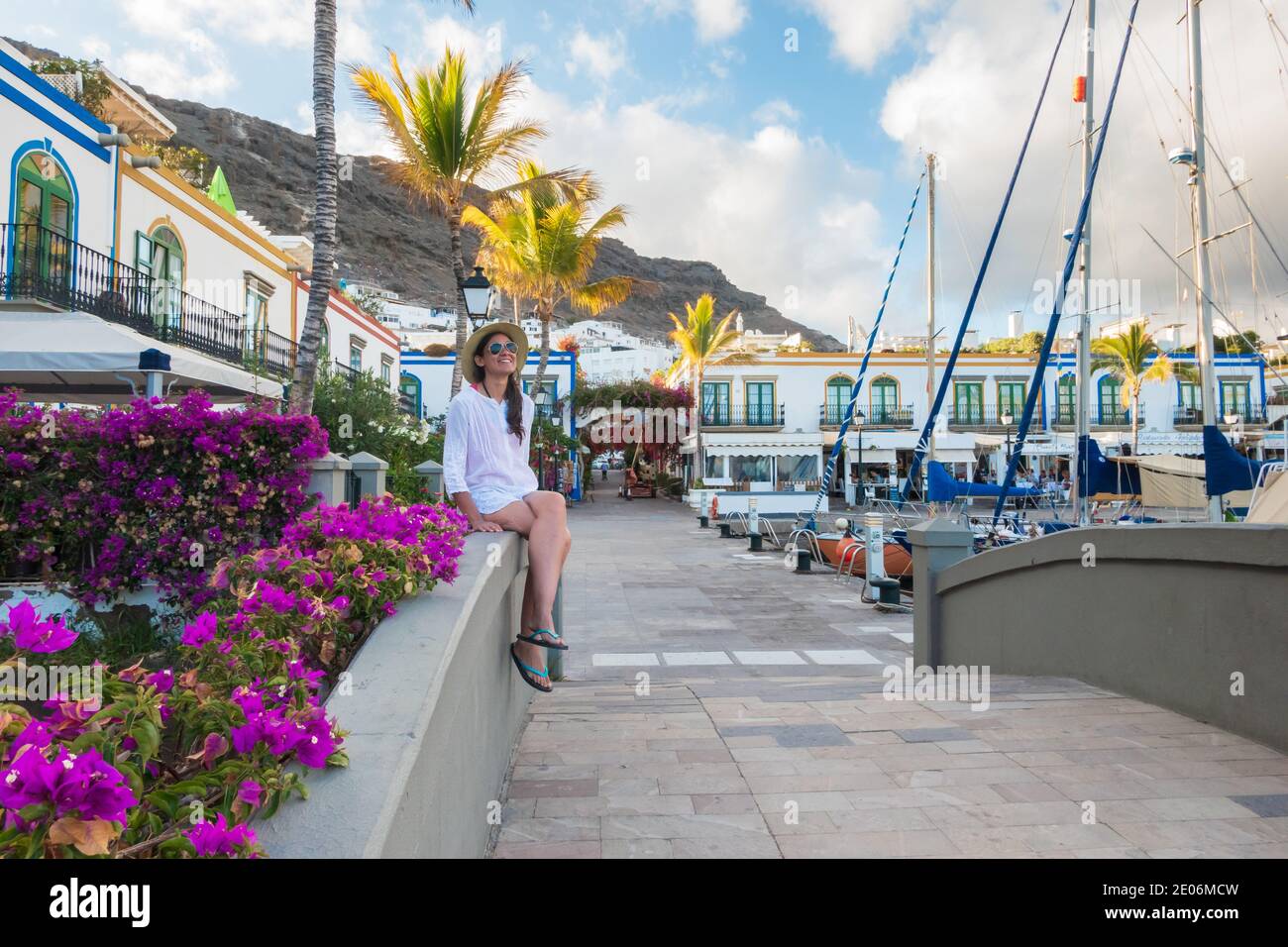 Junge Frau genießt an der Marina in puerto de mogan, Gran Canaria, kanarische Inseln, Spanien Stockfoto