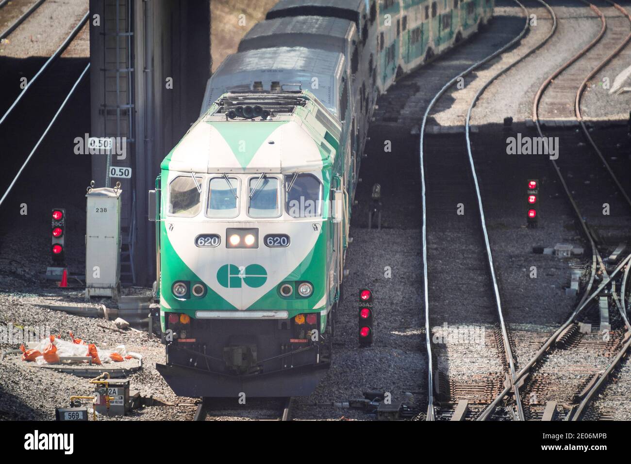 GO Transit Zug reiten auf einem hellen Tag. GO Transit ist eine regionale öffentliche Verkehrssystem im südlichen Ontario, Kanada, im Dienst der Golden Horseshoe Regi Stockfoto