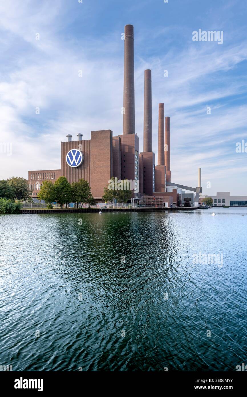 Das legendäre Volkswagen-Kraftwerk für ihr riesiges Werk in Wolfsburg am Mittellandkanal, kanal. Gegenüber ist die VW Autostadt - Autostadt. Stockfoto