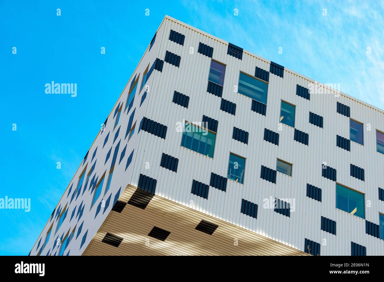 Gebäudeschnitt OCAD punktiert. Das Ontario College of Art und Design ist eine öffentliche Universität, deren Design spiegelt eine Zeichnung Farb-Stifte-Box. Stockfoto