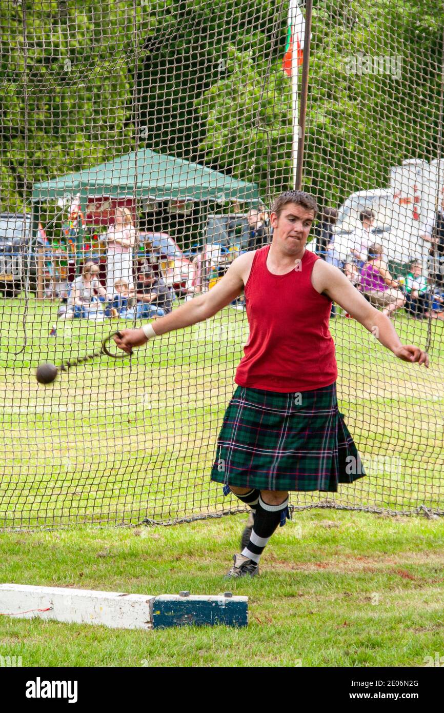 Ein Konkurrent, der während der Scottish Strathmore Highland Games 2008 im Glamis Castle in Schottland, Großbritannien, beim Werfen des Hammers antritt Stockfoto