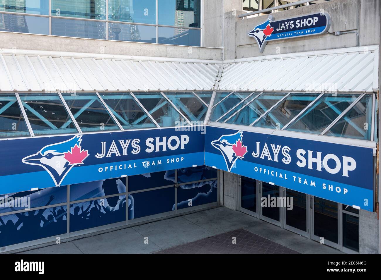 Blue Jays Shop: Offizieller Baseball Team Shop. Fans genießen den Kauf von Sportausrüstung wie Trikots, um ihr Team zu unterstützen.die Blue Jays repräsentieren Nein Stockfoto