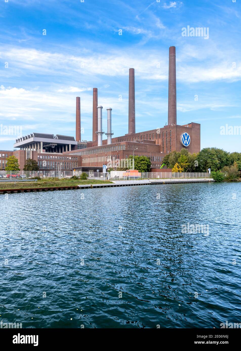 Das legendäre Volkswagen-Kraftwerk für ihr riesiges Werk in Wolfsburg am Mittellandkanal, kanal. Gegenüber ist die VW Autostadt - Autostadt. Stockfoto