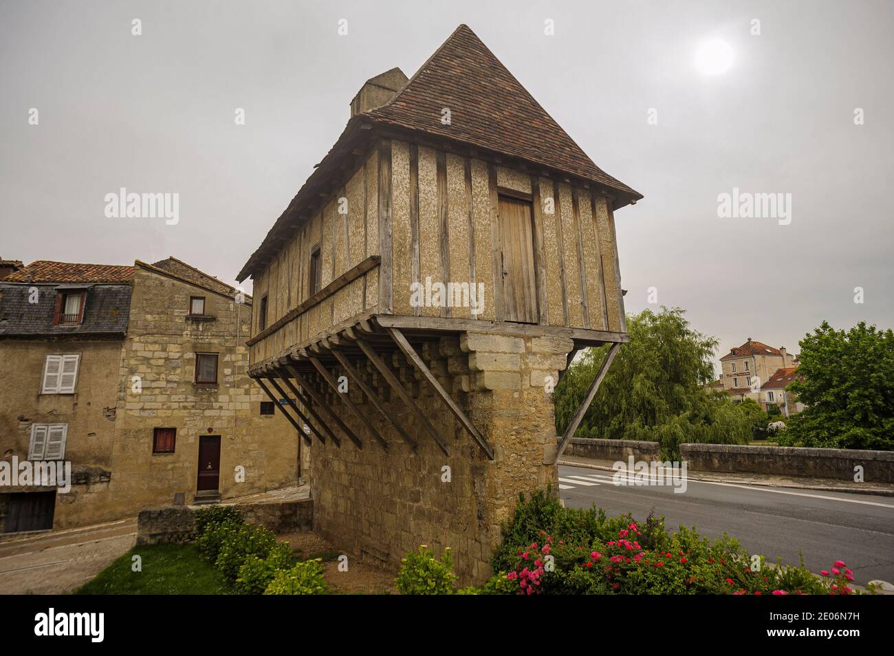 In Perigueux, im Südwesten Frankreichs, thront dieser Getreidespeicher auf den alten Schutzmauern der Stadt. Stockfoto