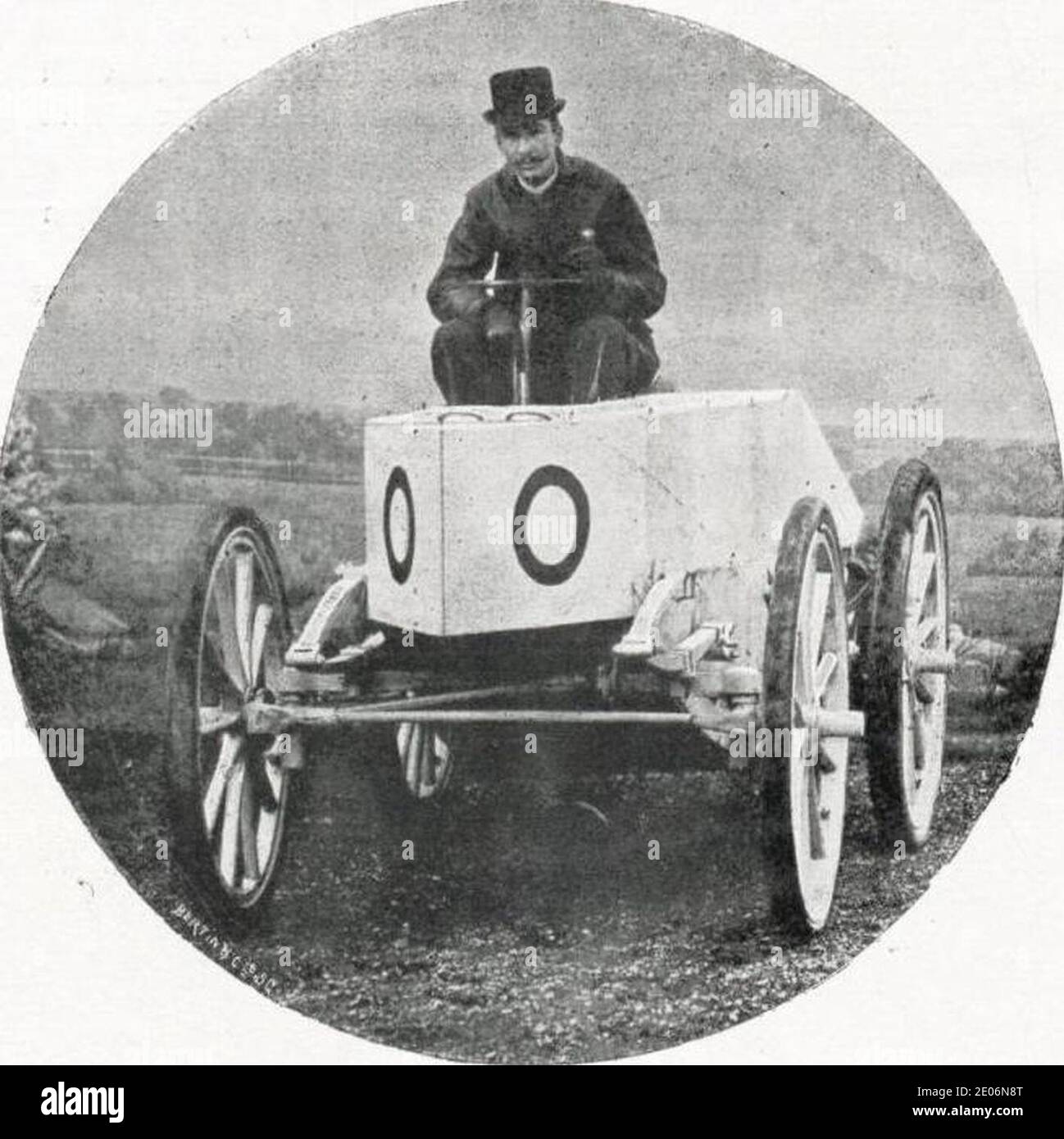 Le comte Gaston de Chasseloup-Laubat sur Jeantaud Duc électrique Profilée, recordman de vitesse le le 4 mars 1899 à Achères. Stockfoto