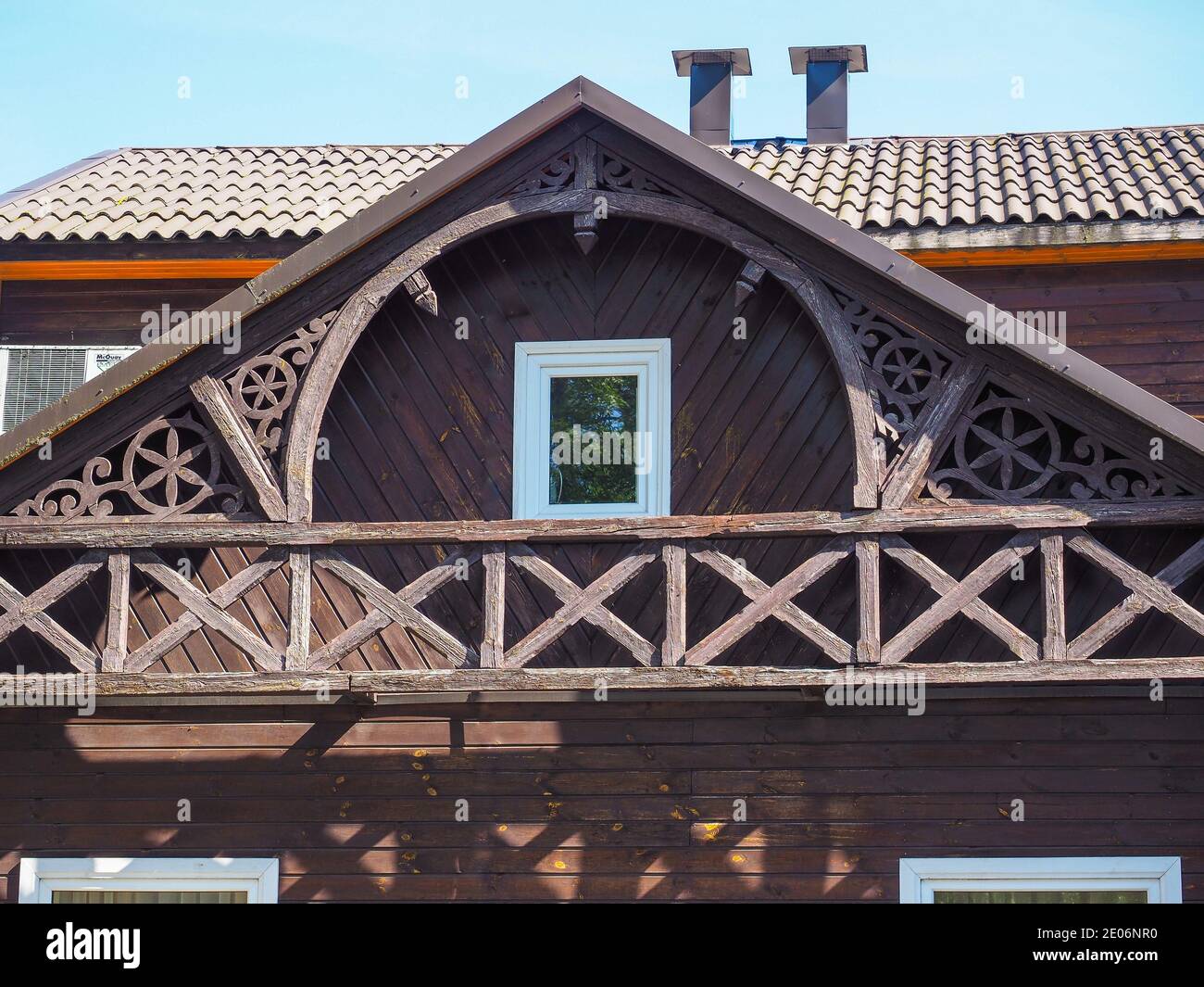 Oberer Teil des Gebäudes. Altes Holzhaus mit handgefertigten Ornamenten und Dachdekorationen. Litauisches nationales Erbe. Stockfoto
