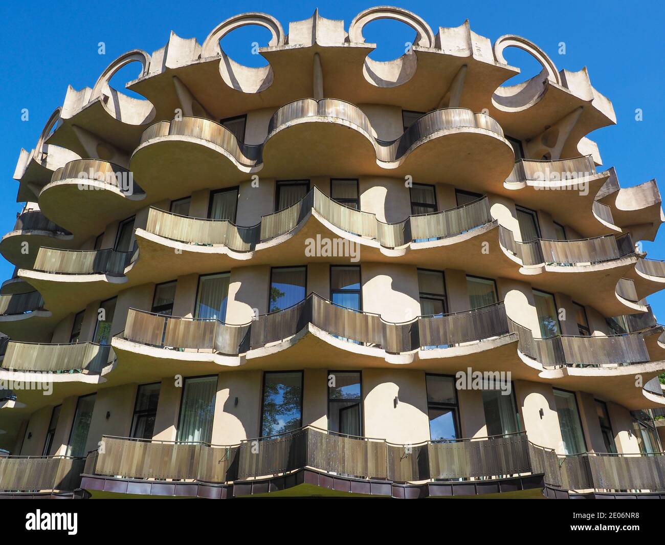 Der obere Teil eines schönen, außergewöhnlichen und anspruchsvollen Gebäudes. Komplizierte Betonarchitektur ähnelt es einem riesigen Pinienkegel in Druskininkai Stockfoto