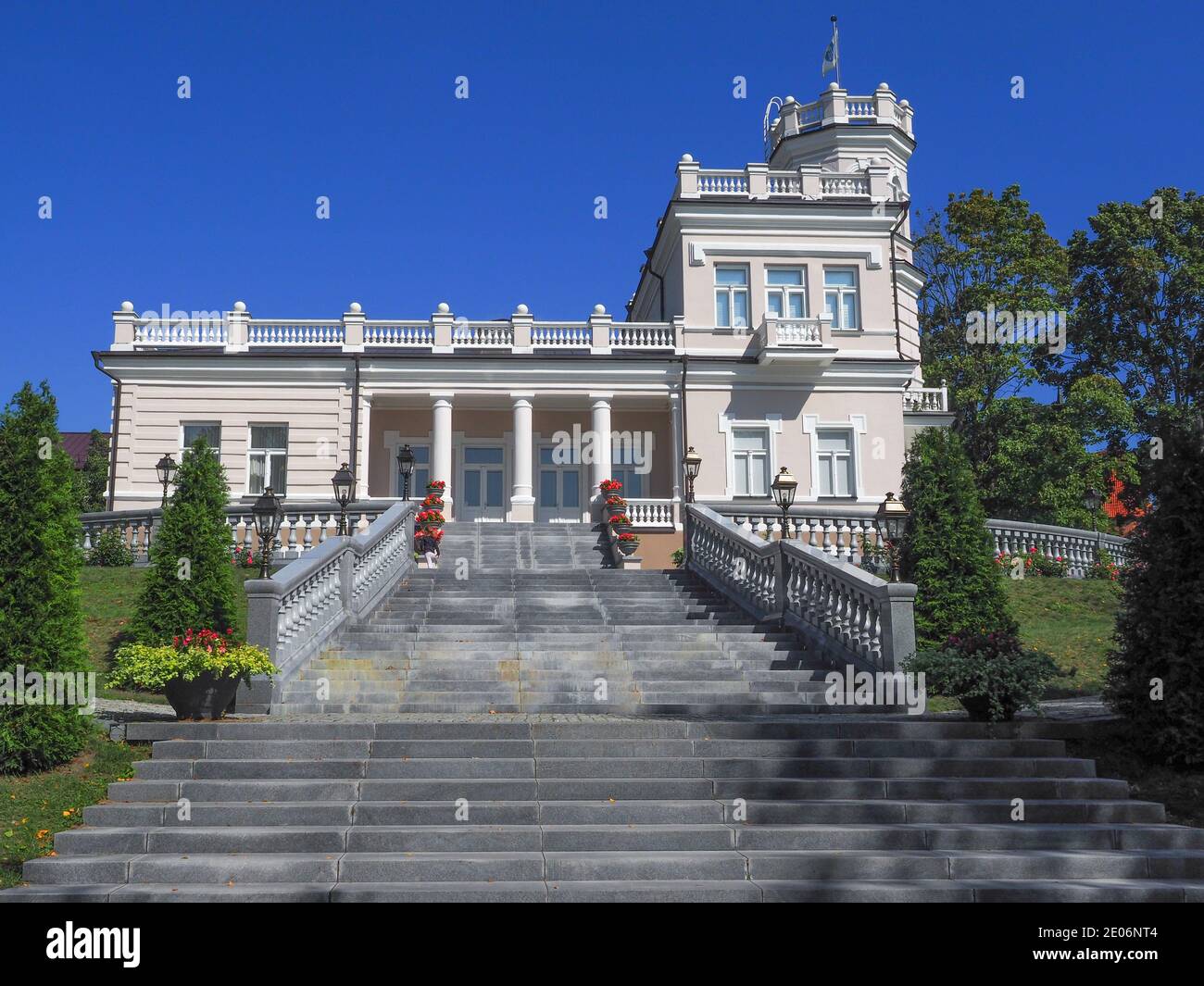 Weiß-rosa Palast, schönes architektonisches Denkmal, am Ufer des Sees Druskonis im Zentrum der Stadt. Druskininkai Stadtmuseum. Stockfoto