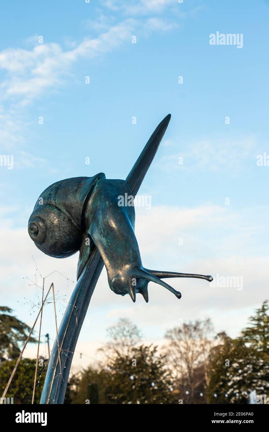 Schneckenskulptur in der Schneeszene in den Trentham Gardens Stoke On Trent staffordshire Stockfoto