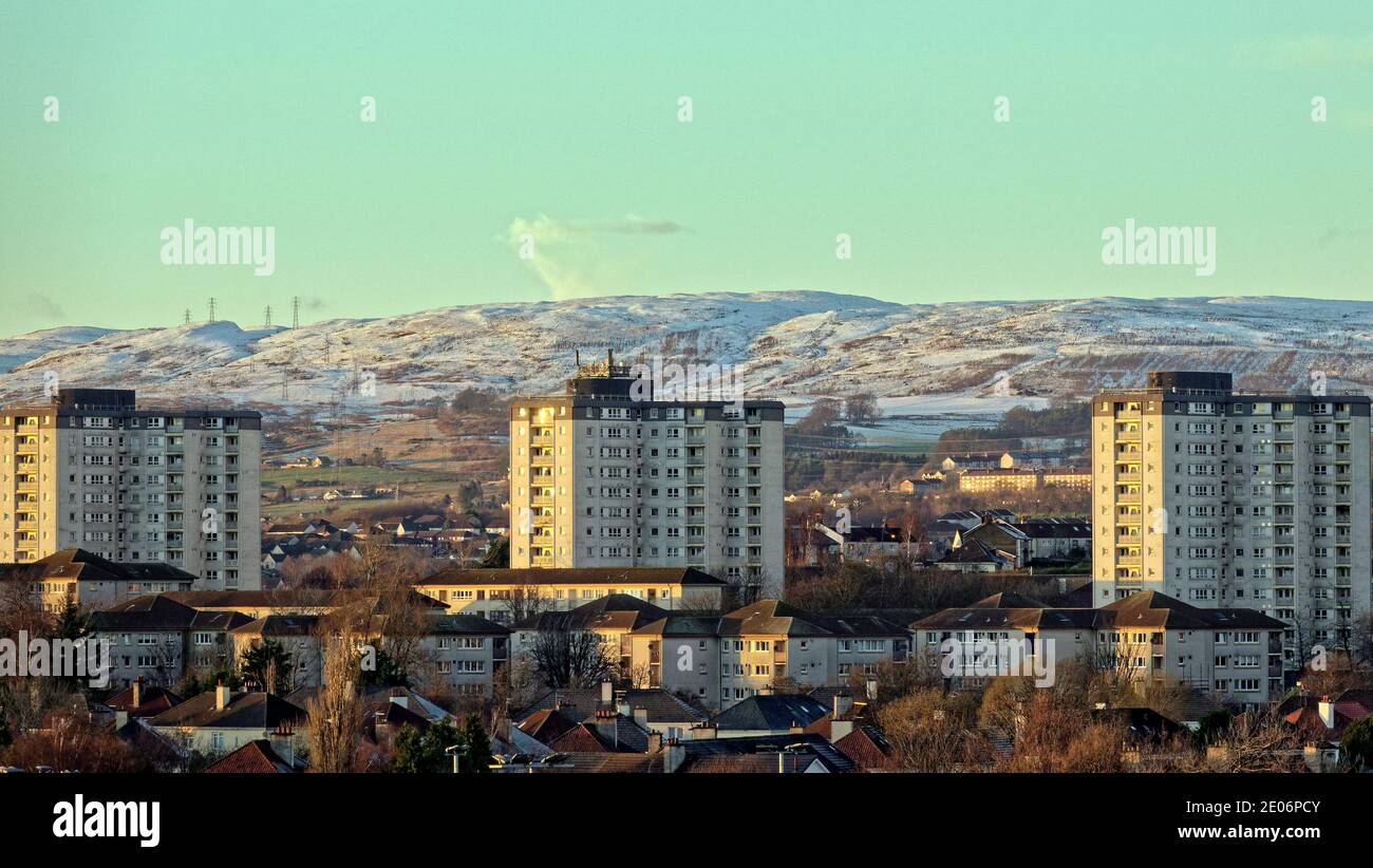 Glasgow, Schottland, Großbritannien. 30. Dezember 2020. UK Wetter: Eiskalte Witterung über Knightswood mit gesägten vereisten Gehwegen und Winterszenen in den kilpatrick Hügeln, die den Vorort im Norden der Stadt überblicken. Quelle: Gerard Ferry/Alamy Live News Stockfoto