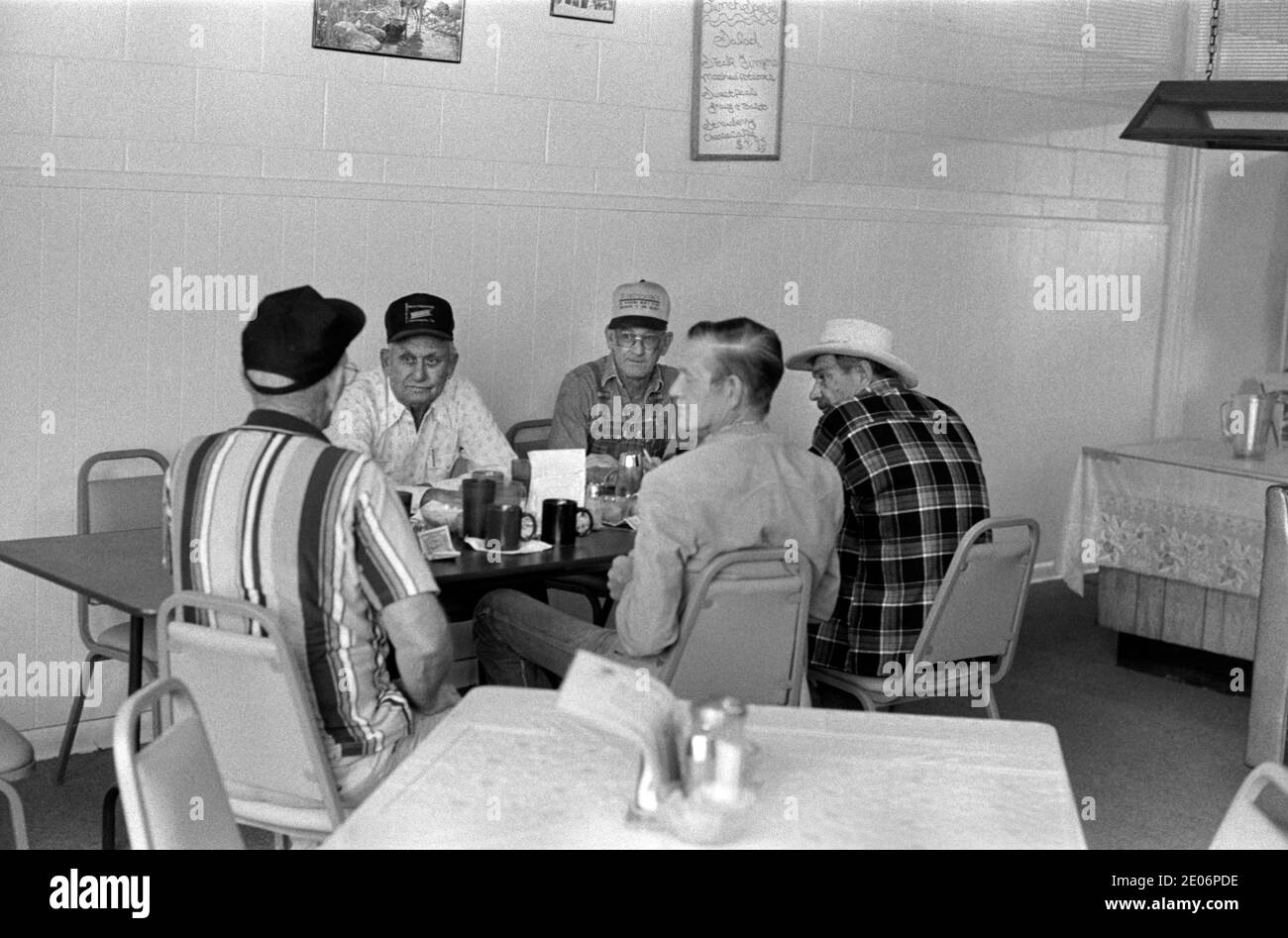 Gruppe von blauen Kragen arbeitenden Männern hält ein Treffen in einem Restaurant, Restaurant Sweetwater, Nolan County, Texas, 1999 1990er USA HOMER SYKES Stockfoto