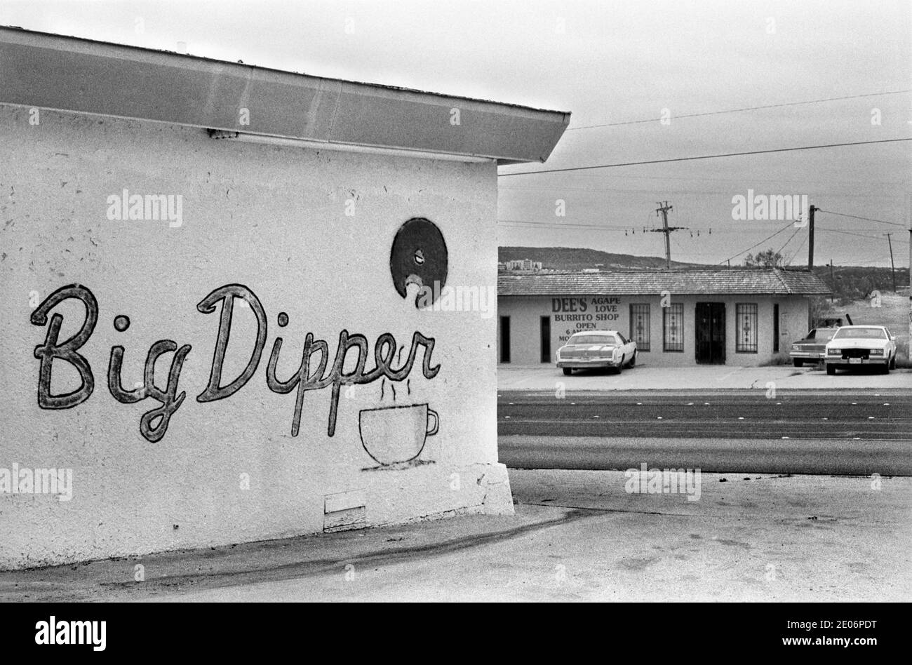 Dig Dipper und Dees Agape Love Burrito Shop, Snyder, Texas 1999. USA der 1990er Jahre. Dig Dipper ist ein typisches amerikanisches Fast Food Restaurant und das christliche Cafe auf der anderen Straßenseite verkauft typisch mexikanisches Fast Food. HOMER SYKES Stockfoto