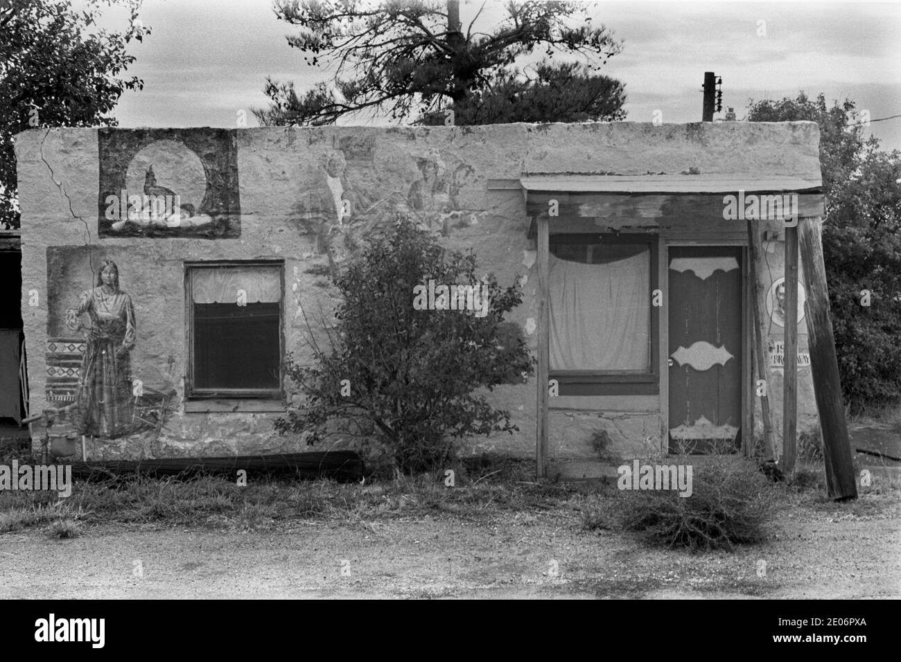 Stilles altes adobe-Gebäude, ein Handelsposten mit indianischer Ureinwohner-Malerei an den Außenwänden. Sweetwater, Texas USA 1999 und altes stilles Gebäude. 1990ER USA HOMER SYKES Stockfoto