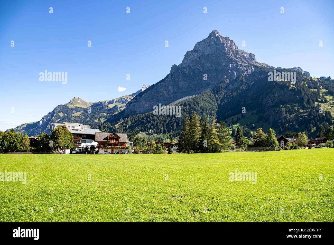 Kandersteg Schweiz - 05.09.2020 Blick auf das Dorf Kandersteg und Bire Höhepunkt im Sommer Stockfoto