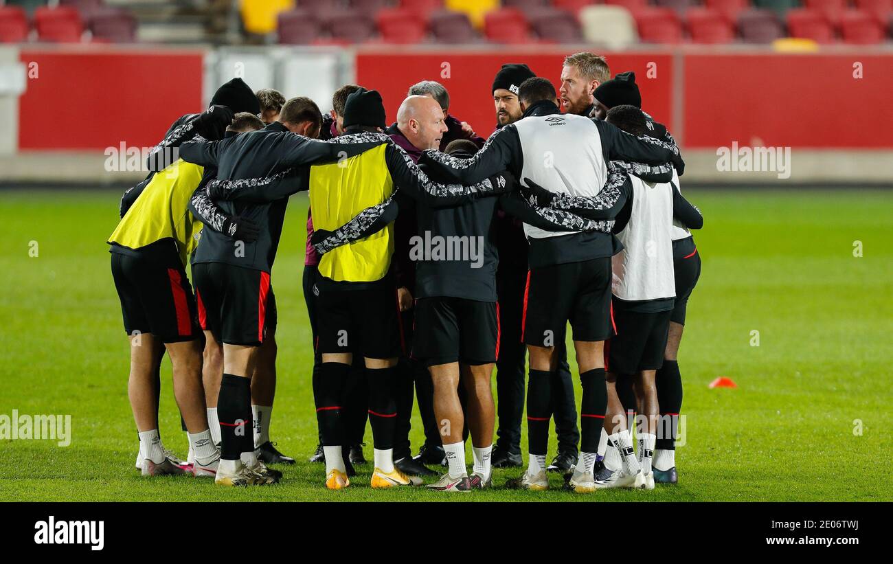 Brentford, Großbritannien. Dezember 2020. Brentford Assistant Head Coach Brian Reimer gibt seine Anweisungen vor dem Sky Bet Championship Match zwischen Brentford und Bournemouth im Brentford Community Stadium, Brentford Bild von Mark D Fuller/Focus Images/Sipa USA 30/12/2020 Kredit: SIPA USA/Alamy Live News Stockfoto