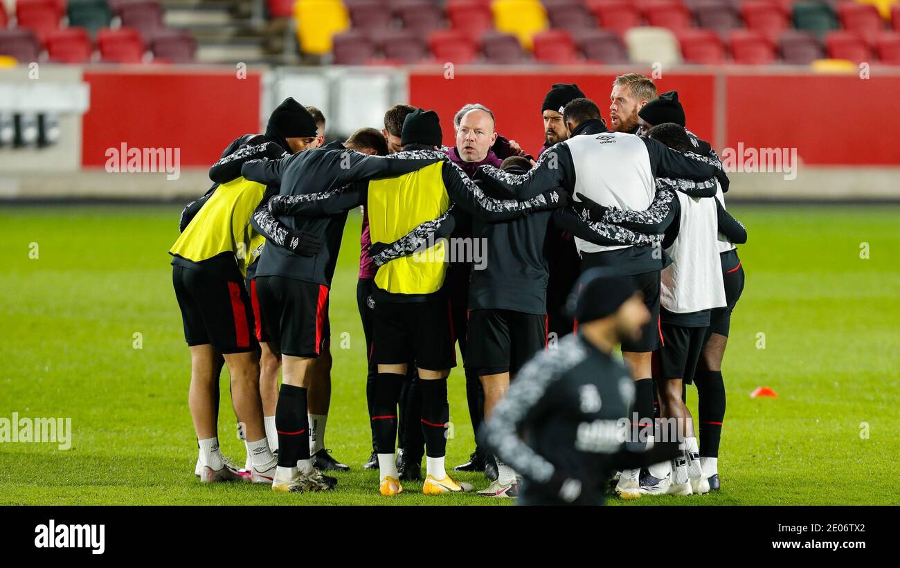 Brentford, Großbritannien. Dezember 2020. Brentford Assistant Head Coach Brian Reimer gibt seine Anweisungen vor dem Sky Bet Championship Match zwischen Brentford und Bournemouth im Brentford Community Stadium, Brentford Bild von Mark D Fuller/Focus Images/Sipa USA 30/12/2020 Kredit: SIPA USA/Alamy Live News Stockfoto